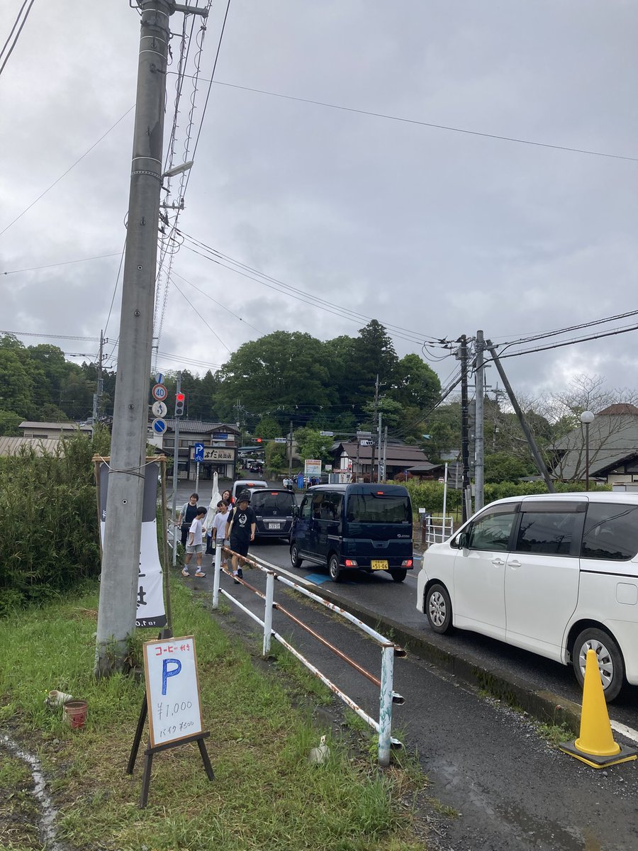 kuroneco280's tweet photo. 【益子陶器市2026春 6日目】⠀
道祖土(さやど)交差点付近の駐車場です。

5/4 10:10
道祖土交差点近辺の駐車場は民家前の駐車場も含めて満車です。
つかもと本店駐車場はまだ空きがあるようです。

https://t.co/iXttUpLjZt

#益子陶器市 #益子春の陶器市 #益子陶器市2026春 #駐車場 https://t.co/9Dc8GGwrqS