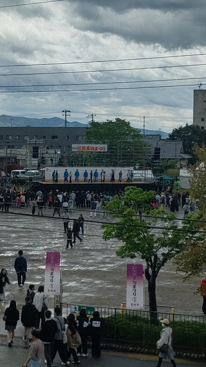 eskbt's tweet photo. 仕事合間に遠目で観戦スタート
うちの職場ロケーション完璧（笑）
#江刺華舞斗
#江刺甚句まつり https://t.co/kMIITfPBTo