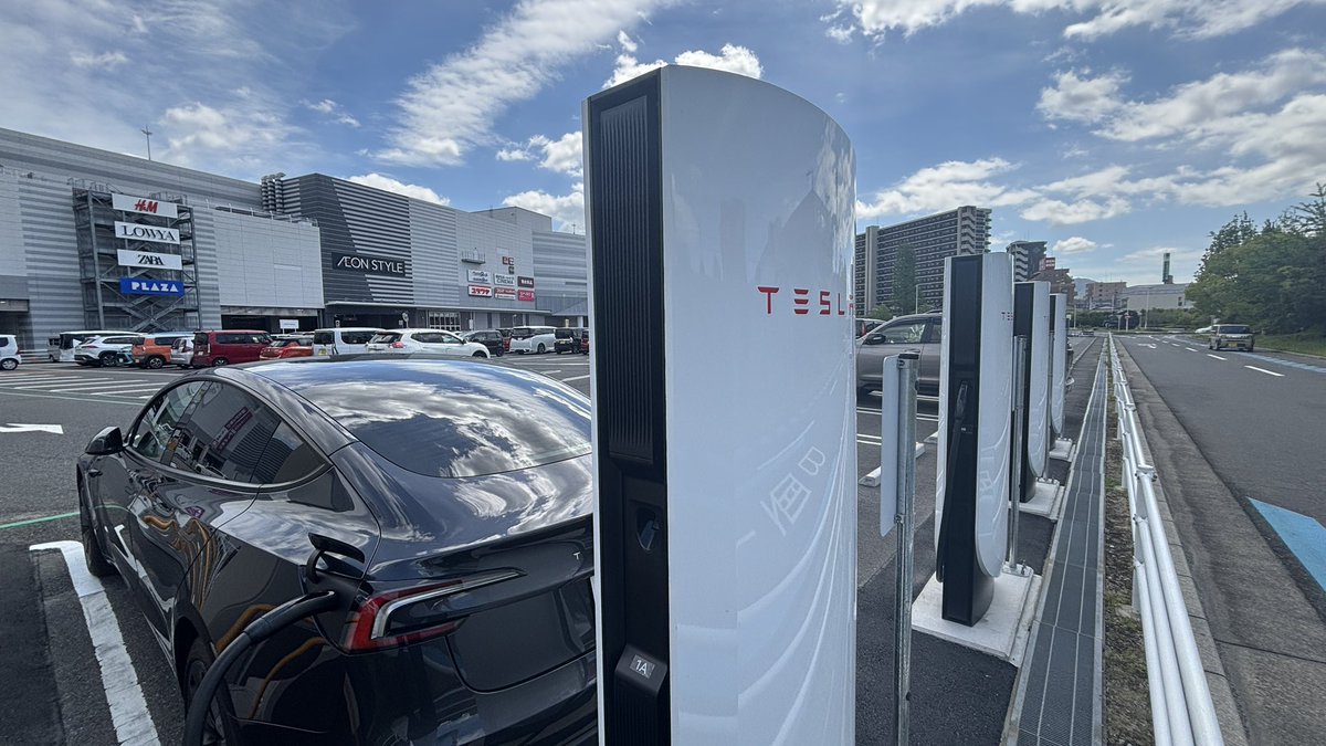 taktsla's tweet image. 広島府中SCチェックイン📌

新しいイオンモール内にあり、最新のV4でした👍
トイレとちょっと朝食買ってたらあっという間💦

#tesla #SC
