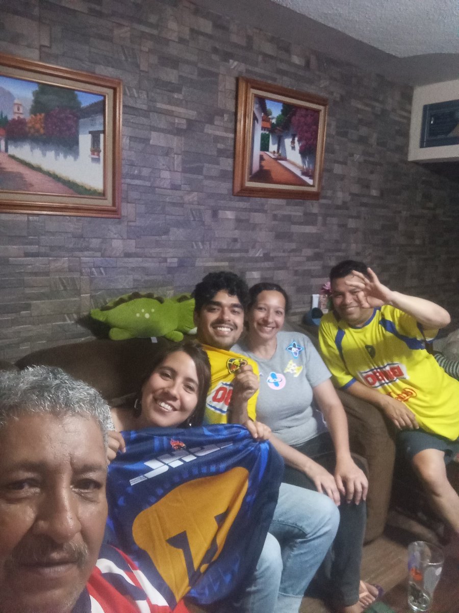 DanielCarp47442's tweet photo. Disfrutando en familia la #liguillabotanera saludos familia Gutiérrez Benítez https://t.co/oCsLmgtVgF