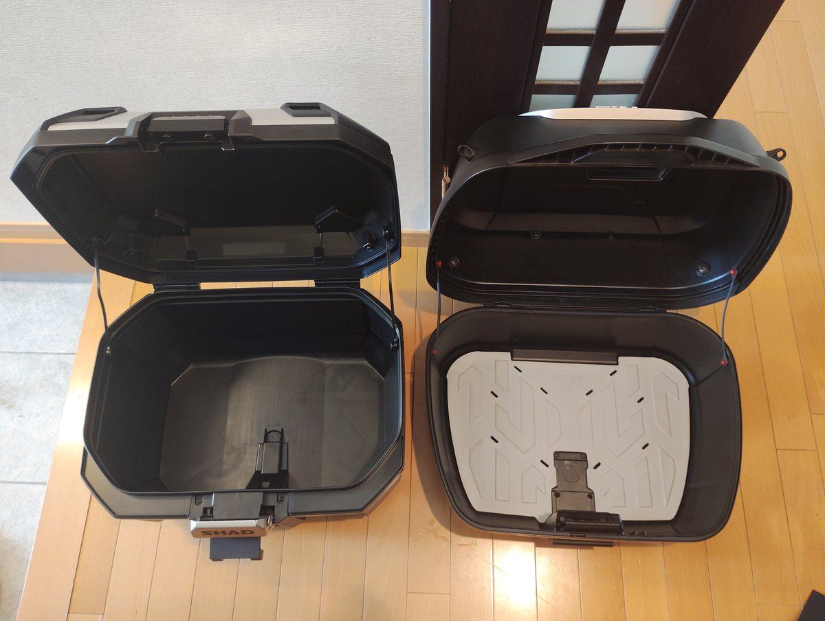 gupimoto's tweet photo. SHAD TR46とGIVI E43に手持ちのヘルメット(ヤマハ ZENITH YJ-20 Mサイズ)を縦に入れてサイズ比較をしました。
SHADはロック機構が張り出しておりギリギリでしたが、GIVIは余裕でした。
ご参考になれば幸いです。
#SHAD #GIVI https://t.co/EhEu53ERr9