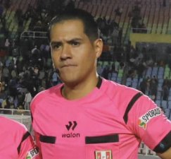 ¿Por qué la compensación sigue en el arbitraje? Tras la roja a Cueva (4’), Jordi Espinoza pitó tofo a favor del local: 22 faltas para la U vs 7 de Juan Pablo y un penal inexistente. Si expulsas, sostén el criterio y cobra lo justo. La U goleó, pero el arbitraje vuelve al debate.