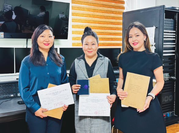 MongoliaSayahal's tweet image. Caritas Czech Republic, an international non-governmental organization that has operated in Mongolia for 20 years, has handed over 503 physical and 1,350 digital documents to the General Authority for Archives of #Mongolia.