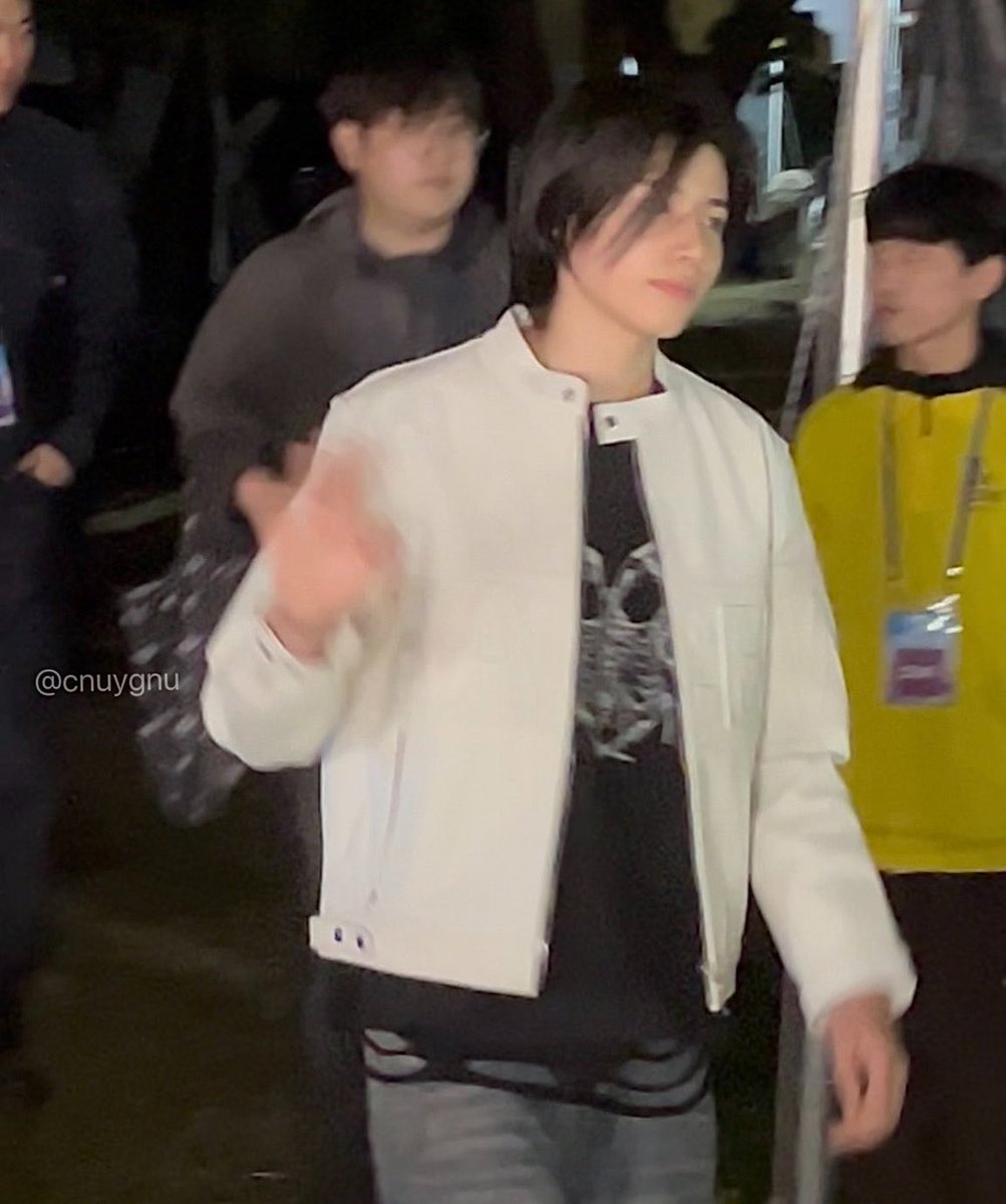loutifulday's tweet image. when the quality is 144p but you’re lim louis

#LOUIS #루이 #LNGSHOT #롱샷