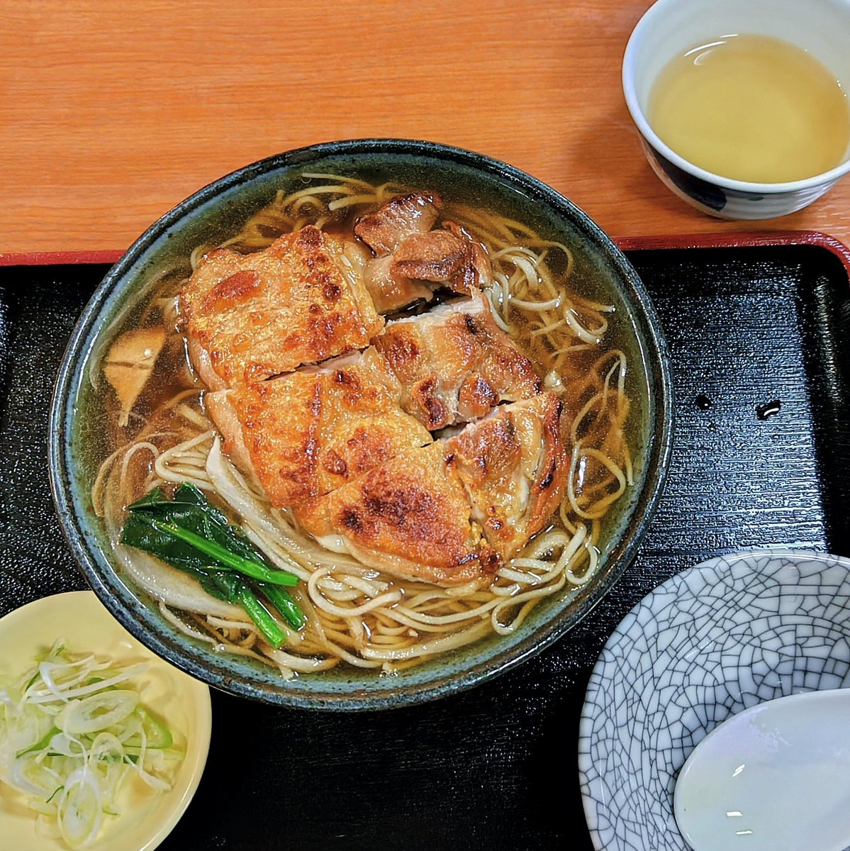 せっかく長野に来たのだからと帰りにお蕎麦屋さんへ
岡沢そば店さん

お茶は蕎麦茶　あたたかいのが食べたく 鳥そば　細めのお蕎麦　とりは皮がパリっと焼かれていて香ばしい
美味しかったー

2026.5.3