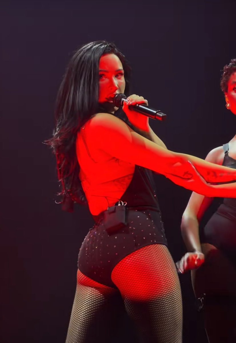 comfrtdemi's tweet photo. demi lovato. https://t.co/31GDbfQCvG