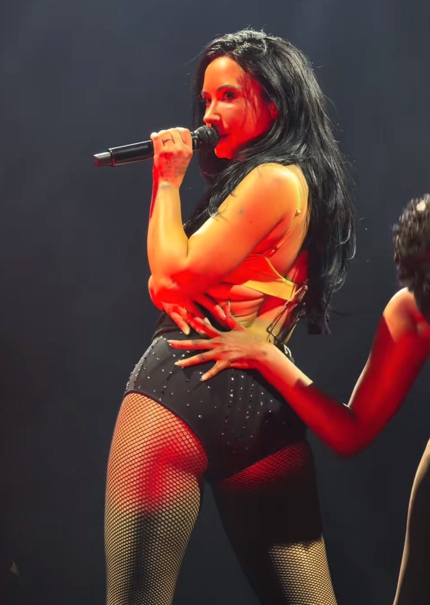 comfrtdemi's tweet photo. demi lovato. https://t.co/31GDbfQCvG
