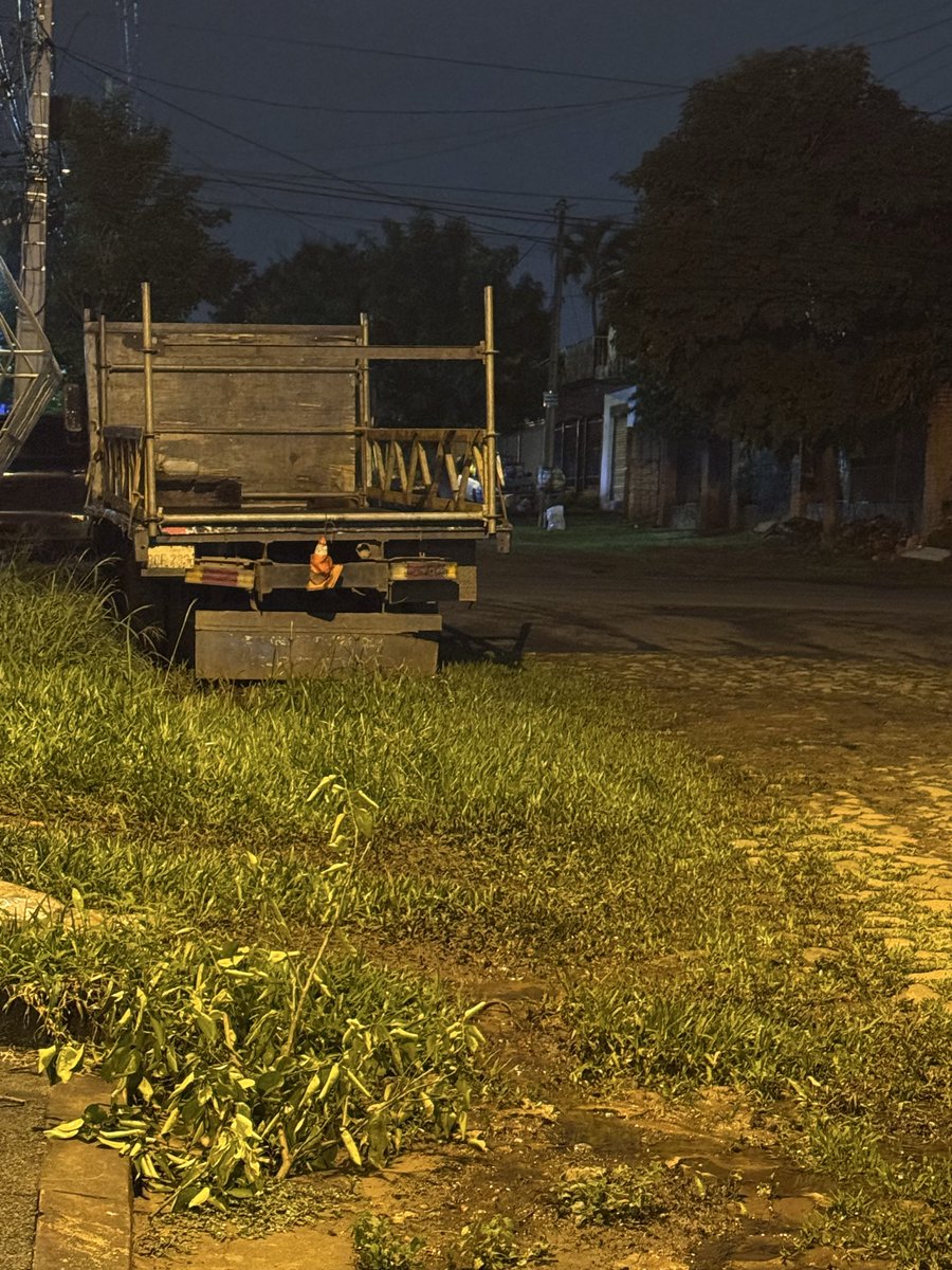 ramarovi's tweet photo. @luquemuni @carlosintendent además que es un peligro cruzar la calle porque afecta la visibilidad de giro. Es injusto pagar impuesto por zona residencial y tener que lidiar con chatarras abandonadas. Hay como 6 sobre Teniente Rivas https://t.co/RpXL5qVxKx