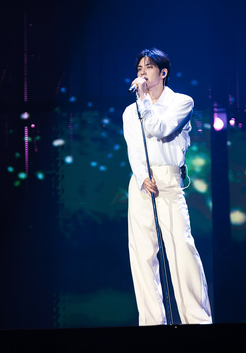 newsen_t's tweet photo. DAY6 원필, 낭만 흘러넘친 솔로 콘서트 “제 인생에 나타나줘 감사해요” https://t.co/Tpwo4sKqap https://t.co/zEslxJnu2k