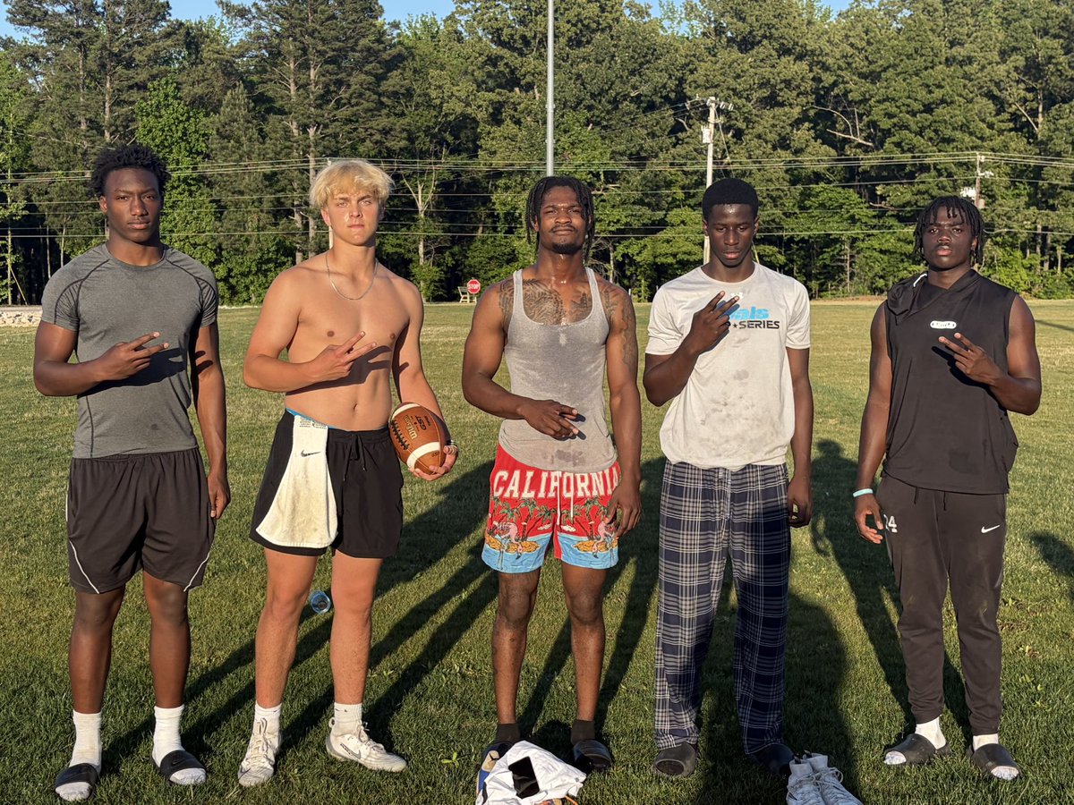HardenTrendon's tweet image. Sunday work with the guys. Iron sharpens iron.

Appreciate  @Craydenshan0 @LoganHeisel  @Lennox_4p and @eli_shannon2 for pushing the standard — every rep matters, every session counts. 
@PrepRedzoneMS @NPVIKINGSFB @TupFB @SaltilloHS 

Back to work.
#AGTG #KeepWorking #DB