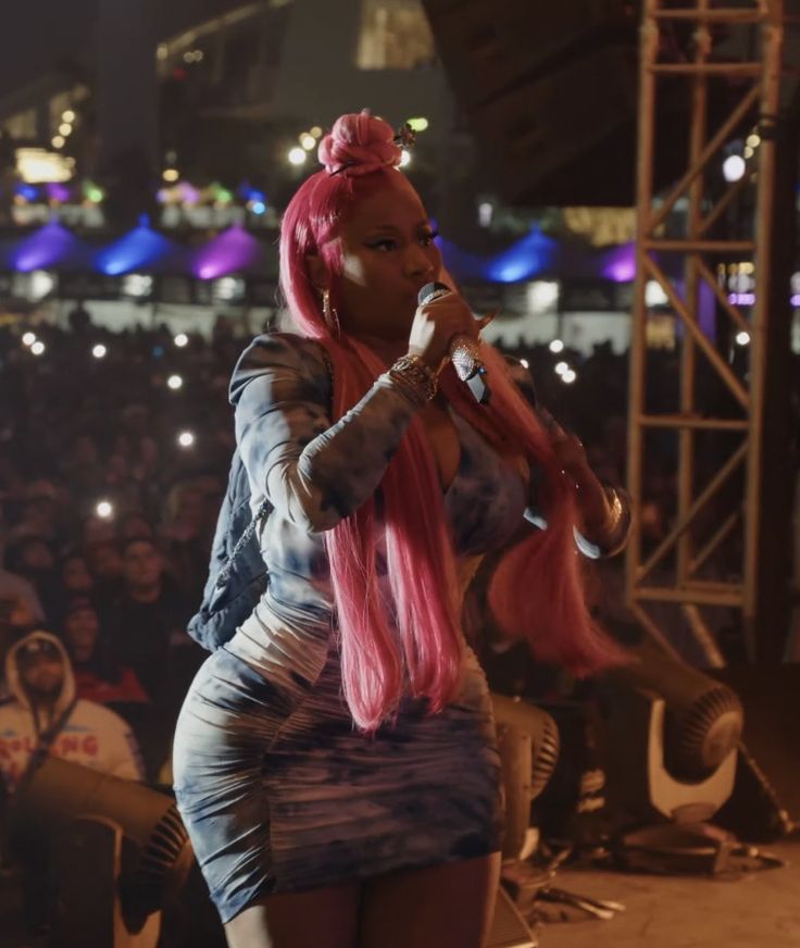 MajestyBarbie10's tweet photo. Rolling Loud 2023 was a literal breakdown of "Surprise Dominance" ๐คโ๏ธโจ #NickiMinaj #RollingLoud2023 #RedRubyDaSleeze #YoungMoney #Barbz The way she walked out during Weezyโs set was a masterclass in "Star Power Entrance!" ๐๏ธ๐ค๐ฅ "Face card teaaa ๐๐งผโจ #NickiMinaj ๐ฉท๐๐๐๐ฉท๐ https://t.co/jAde3fz4CO