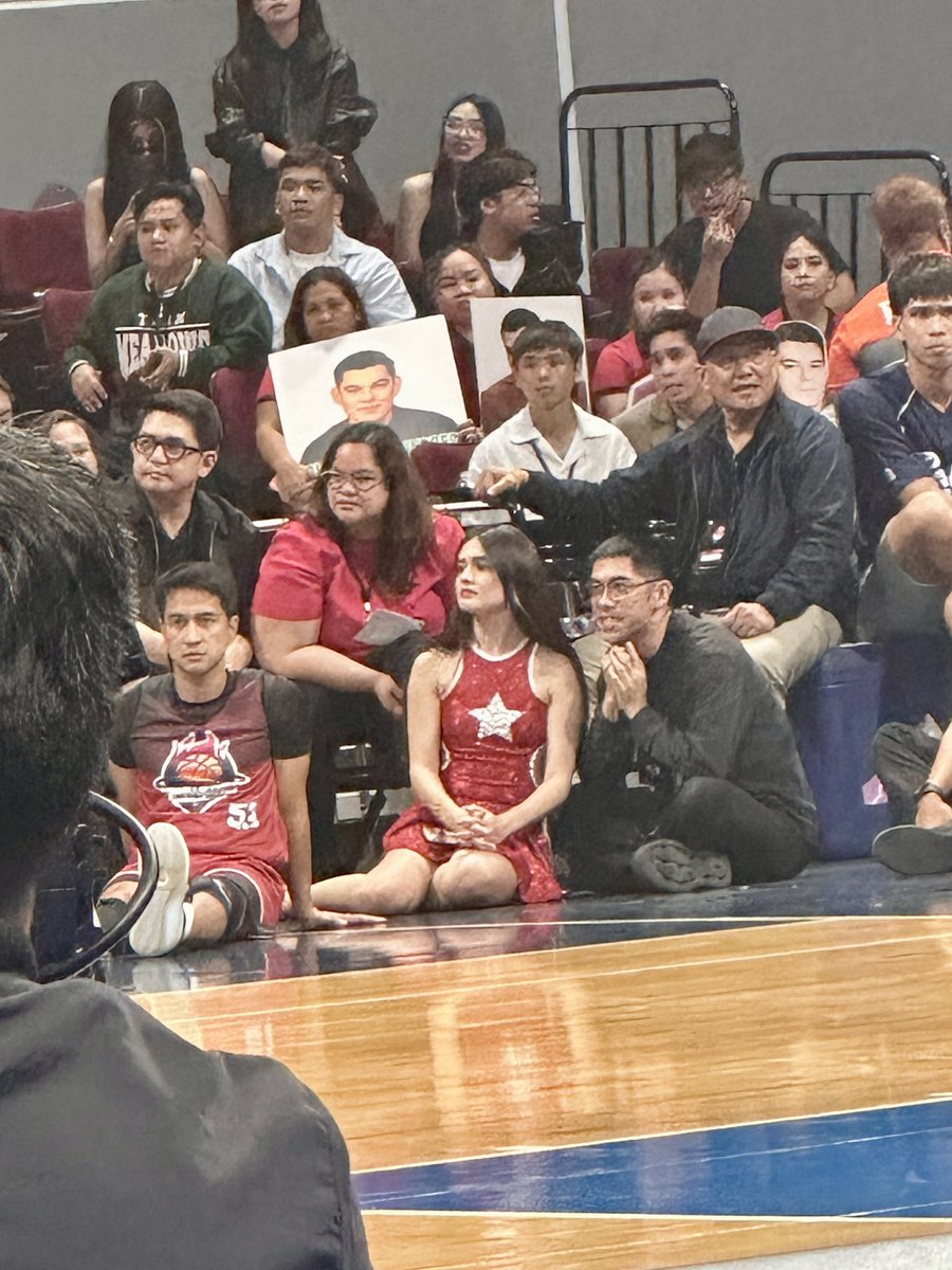 plata89447's tweet photo. Wala talagang kaarte arte, nakaupo sa sahig @Kbalinger ☺️ https://t.co/Fbeef5KVy0