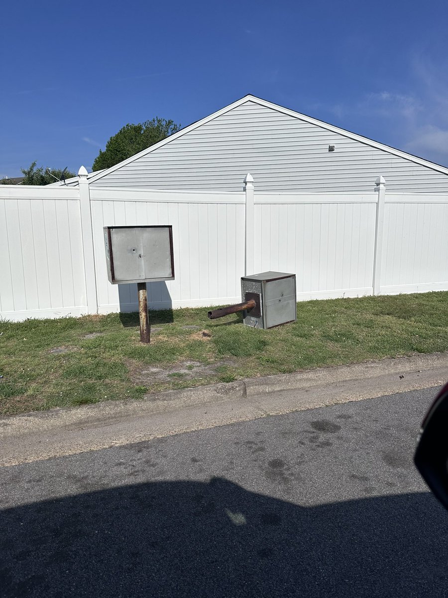 CandiceNesbitt's tweet photo. @USPIS_HQ @USPS @USPSHelp can we get a new cluster mailbox on Sangaree Circle #VirginiaBeach 23464? https://t.co/MSGFohbvHg