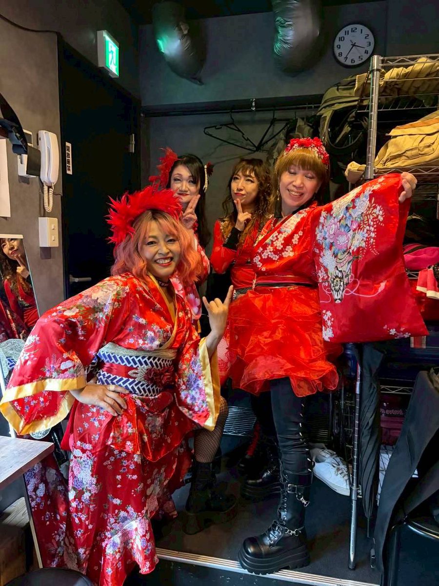 THEM0228's tweet photo. 昨日はアンリミッツでライブでした。雨降りの中お越し頂いた皆様ありがとうございました！
対バン、スタッフの皆様ありがとうございました！
これからも走り続けます🔥GO!
次回は6月27.28日2daysです。
ぜひお越し下さいね😊 https://t.co/aQFjyUiGs0
