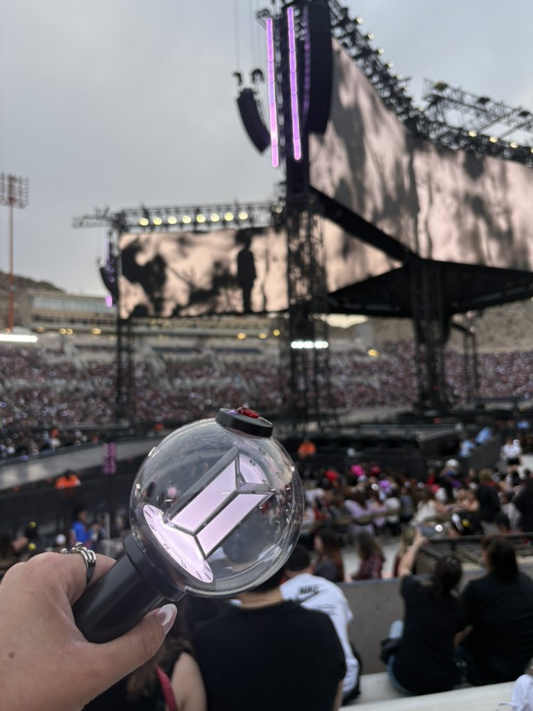 bella⁷ IS SEEING BTS TODAY!!! tweet media