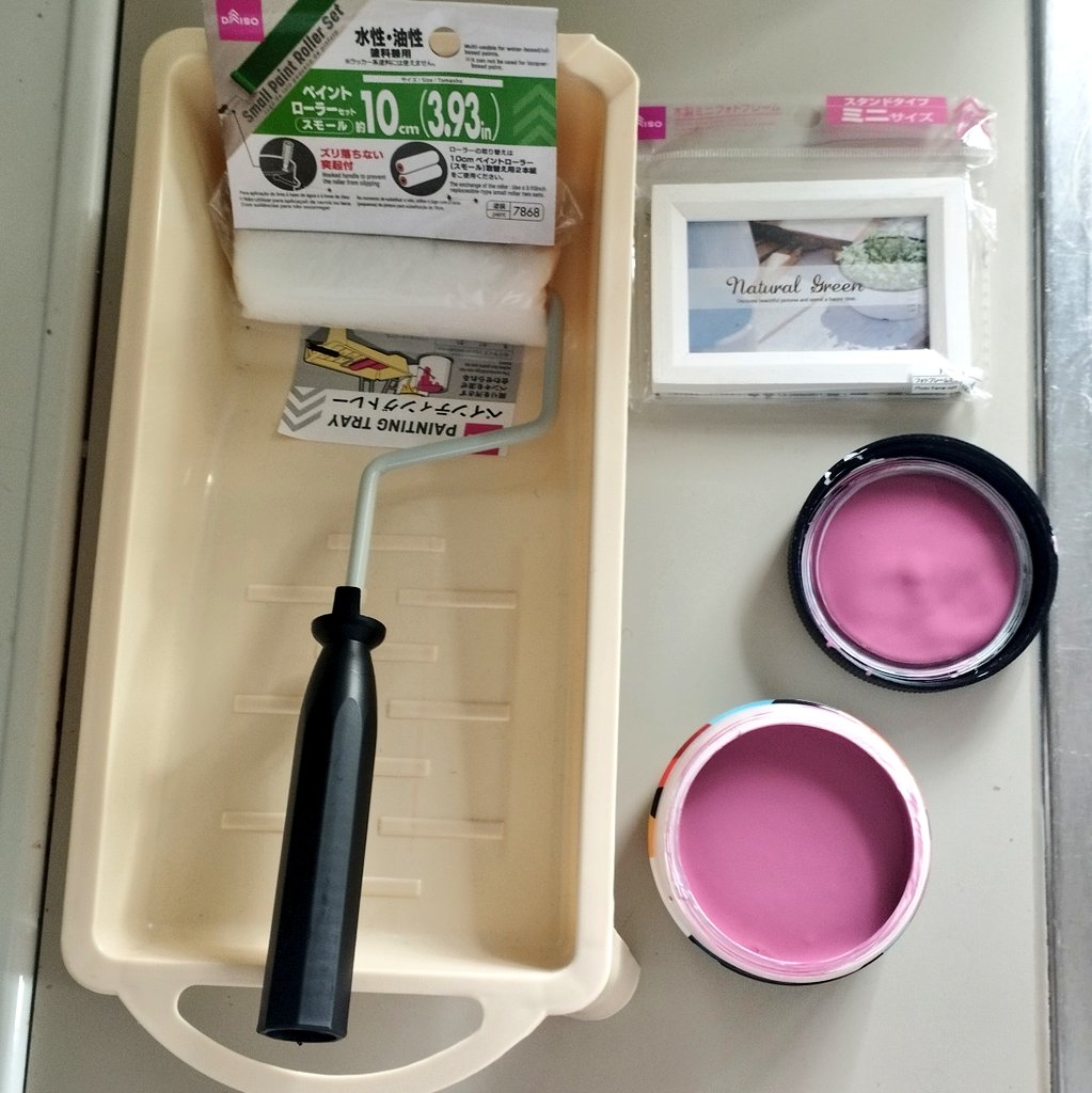 Purrrrmeowmeow's tweet image. ドールハウスの屋根用に初めてペンキを購入。
ピンクかパープルとのリクエストだったので、ホムセンでペンキのカラーカード吟味しまくった結果TaubmansっていうブランドのFlower Powerにした。めっちゃオシャレな色味。

テストポットだけど250mlもあるからしっかり二度塗りできる🙂

#DIY