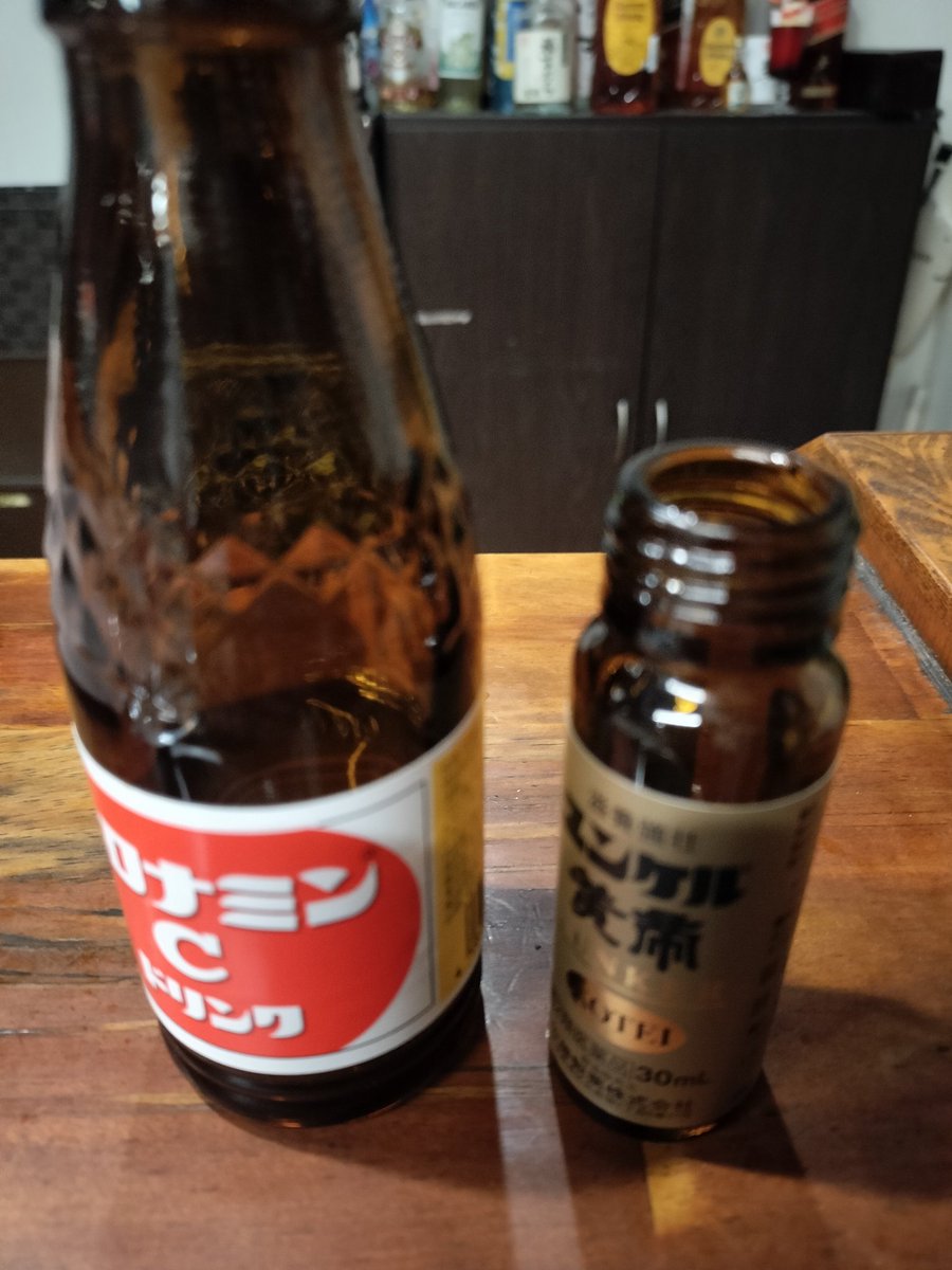 uchutei's tweet photo. 風邪引いたのでユンケルにオロナミンＣを混ぜて炭酸飲料にして飲んでみる宇宙亭は18時にスタートします。 https://t.co/4rju0WYxNJ