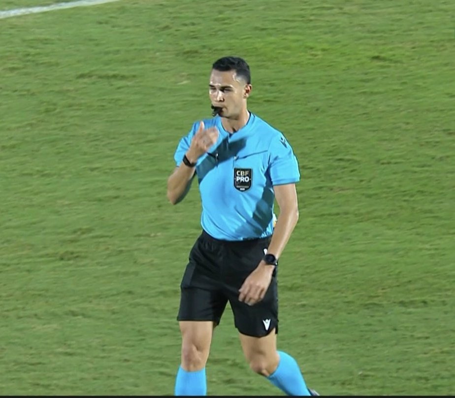 _pogiolli's tweet photo. - Deu um vermelho que não foi (VAR salvou); 
- Deu um pênalti que não foi (VAR dormiu);
- Não deu falta no início da jogada do 2° gol (VAR dormiu);
- Picotou o jogo todo e irritou as duas equipes. 

Candançan queria aparecer, e conseguiu! Nota 10 para a arbitragem. https://t.co/lFn91Ch2El