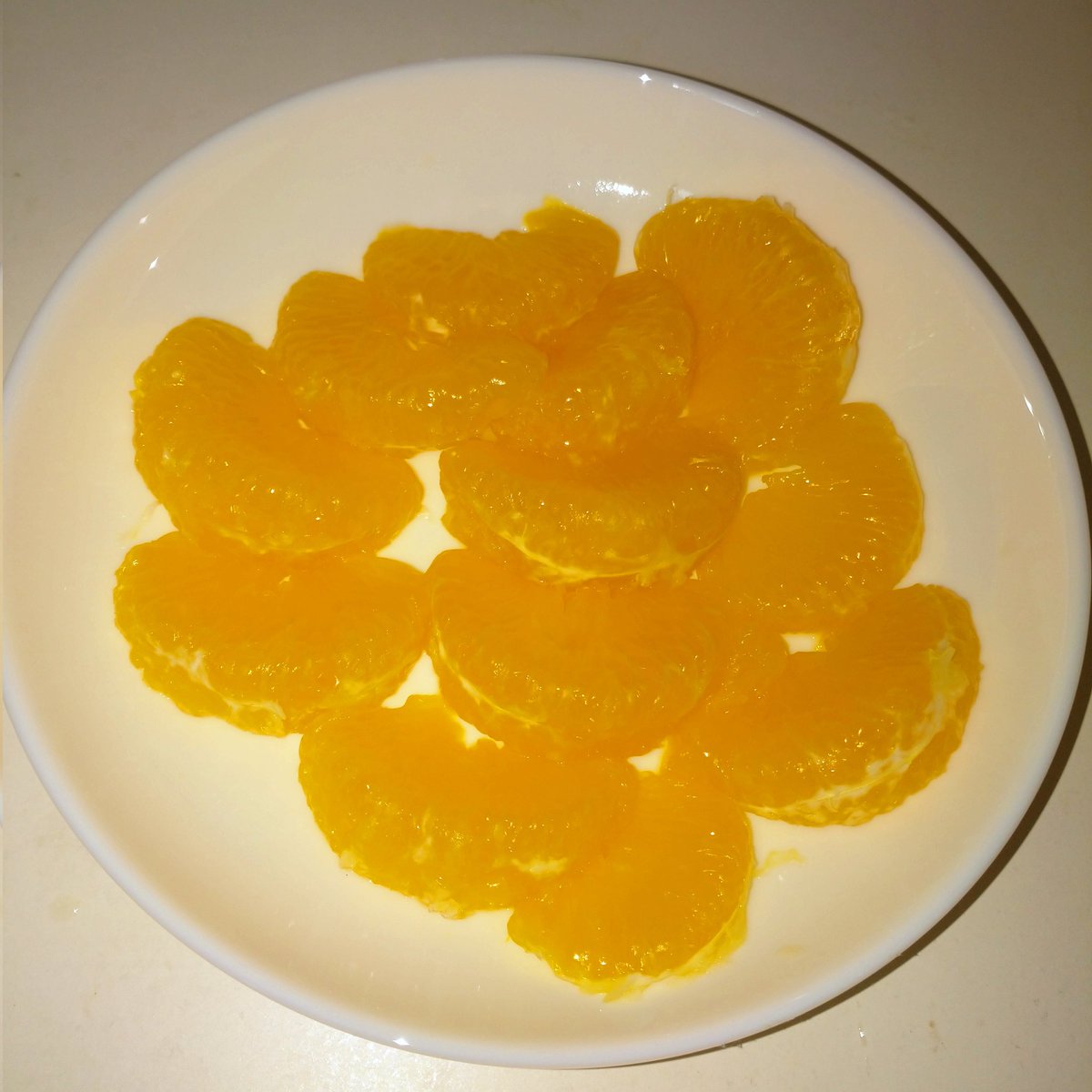 peridot_orange's tweet photo. ヤマザキ春のパンまつりのお皿に八朔を乗せて。
白いお皿に八朔のオレンジが映えて良き😊 https://t.co/b1vh9299oi