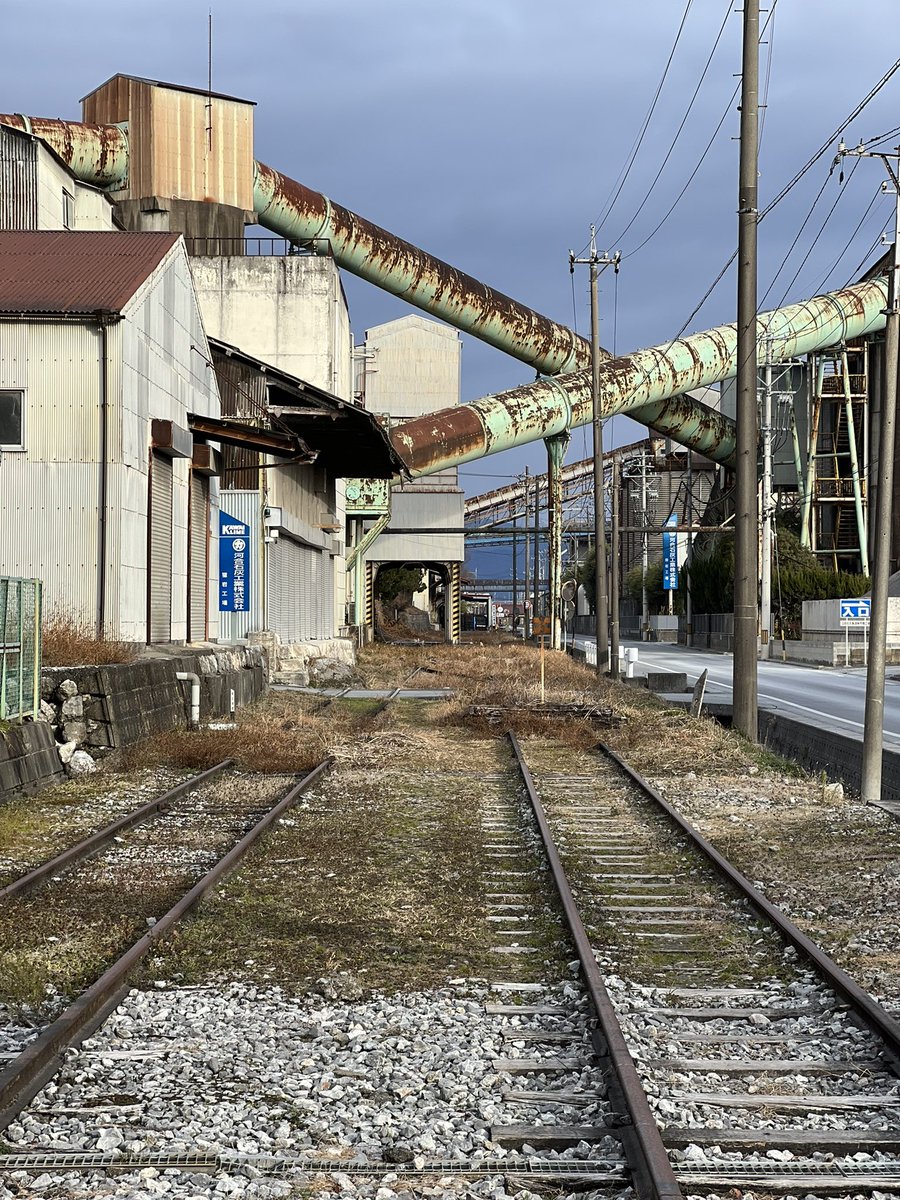 adusa2gou's tweet photo. 鉄道貨物がバリバリ活躍する世界線が見たいなぁ・・・。 https://t.co/Dj1reTYjid