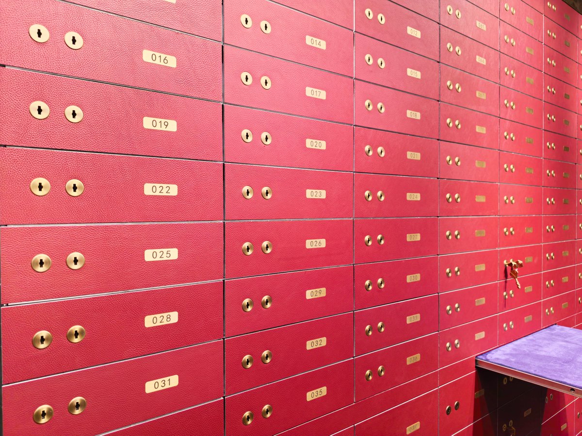 huolong13's tweet photo. LastingSafe introduces the all-new Burgundy Leather-Wrapped Series, exclusively designed for private safe deposit centers and bank VIP zones seeking the ultimate in sophistication:

#safedepositbox #safe #safety #banklockers #safedepositlockers #safebox #lastingsafe https://t.co/0XqpkJXqoh