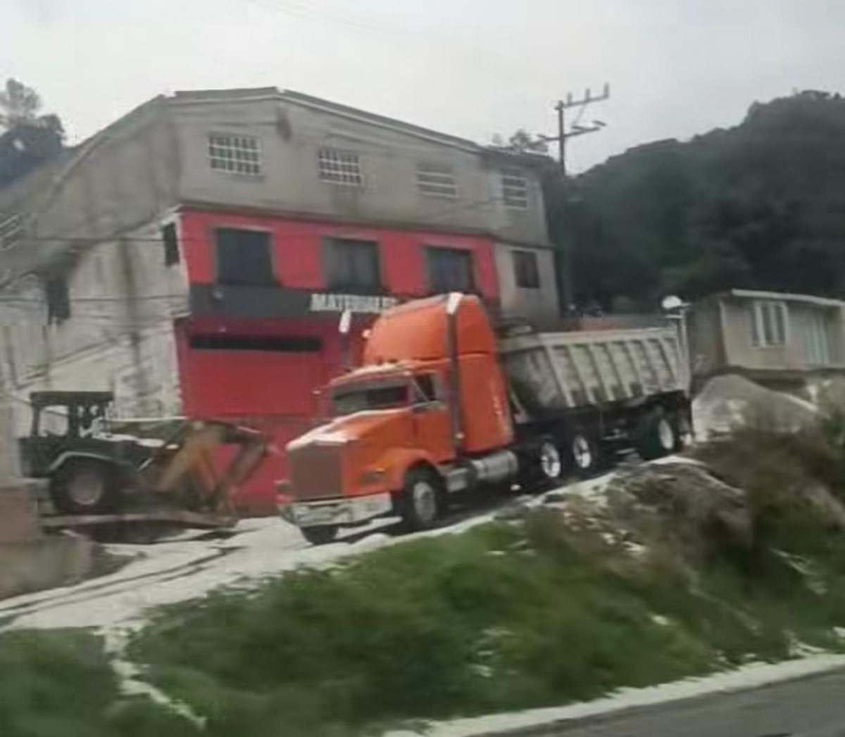 h_conexion's tweet image. 🔴 #Alerta | La entrada del #FrenteFrío48 provocó una intensa granizada la tarde de este domingo en distintas zonas de #Naucalpan, principalmente en la comunidad de San Francisco Chimalpa y sobre la carretera #Toluca-Naucalpan, donde el hielo cubrió calles, techos y áreas verdes.