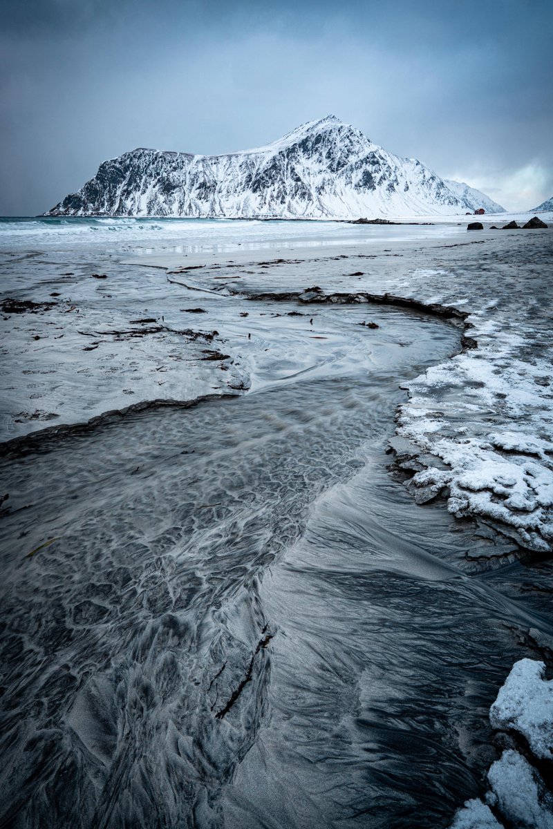 JohnCook168947's tweet image. A rivulet on Skagsanden beach. Lofoten, Norway. [OC][2667x4000]
#Wilderness #Restore
