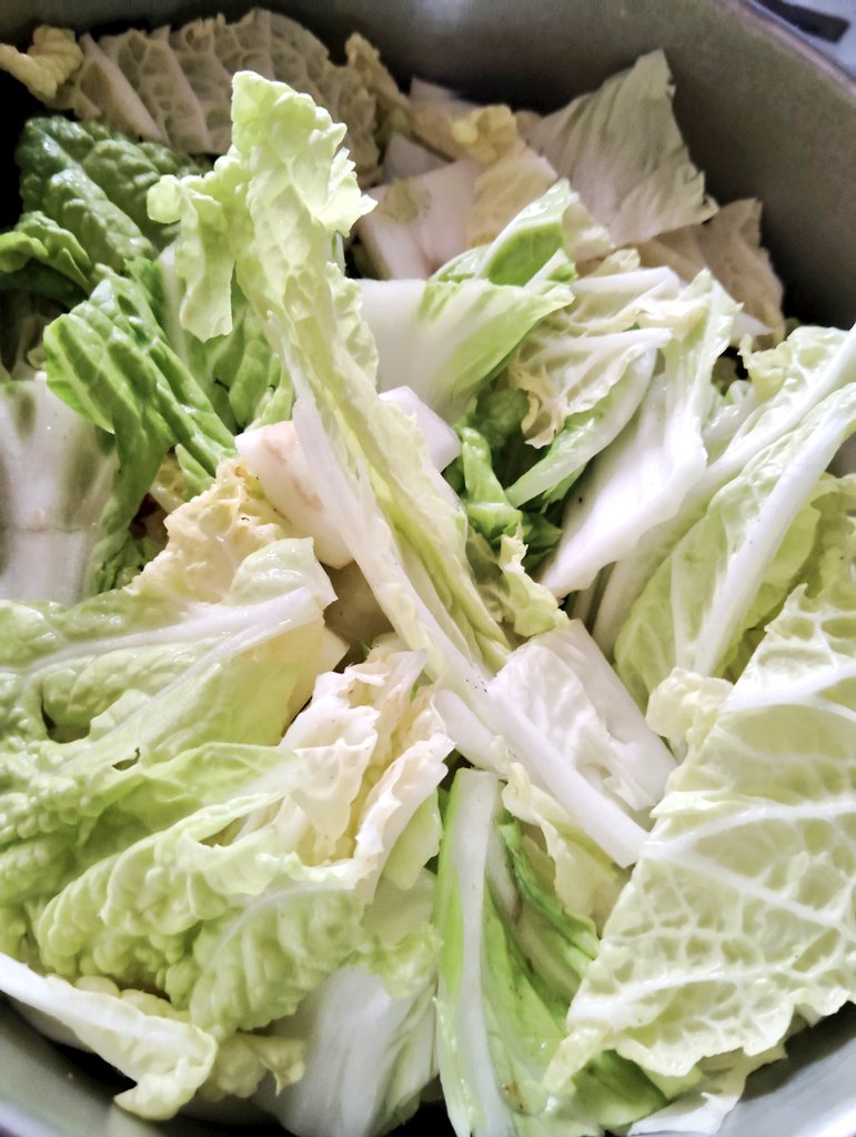 yuri20240615's tweet image. 朝は涼しかったからのんびり白菜の煮物を作ってたんだけど🥬 🍲 
曇っててちょうど良かったのに
気づいたらじわじわ暑くなってきたよ〜💦  
だから途中からちょっぴり
薄着で…🤭  
このまま夏に突入しちゃうかも?…☀️

#自撮り と #AIart
今回は上手くいったかなぁ🩷 ̖́-