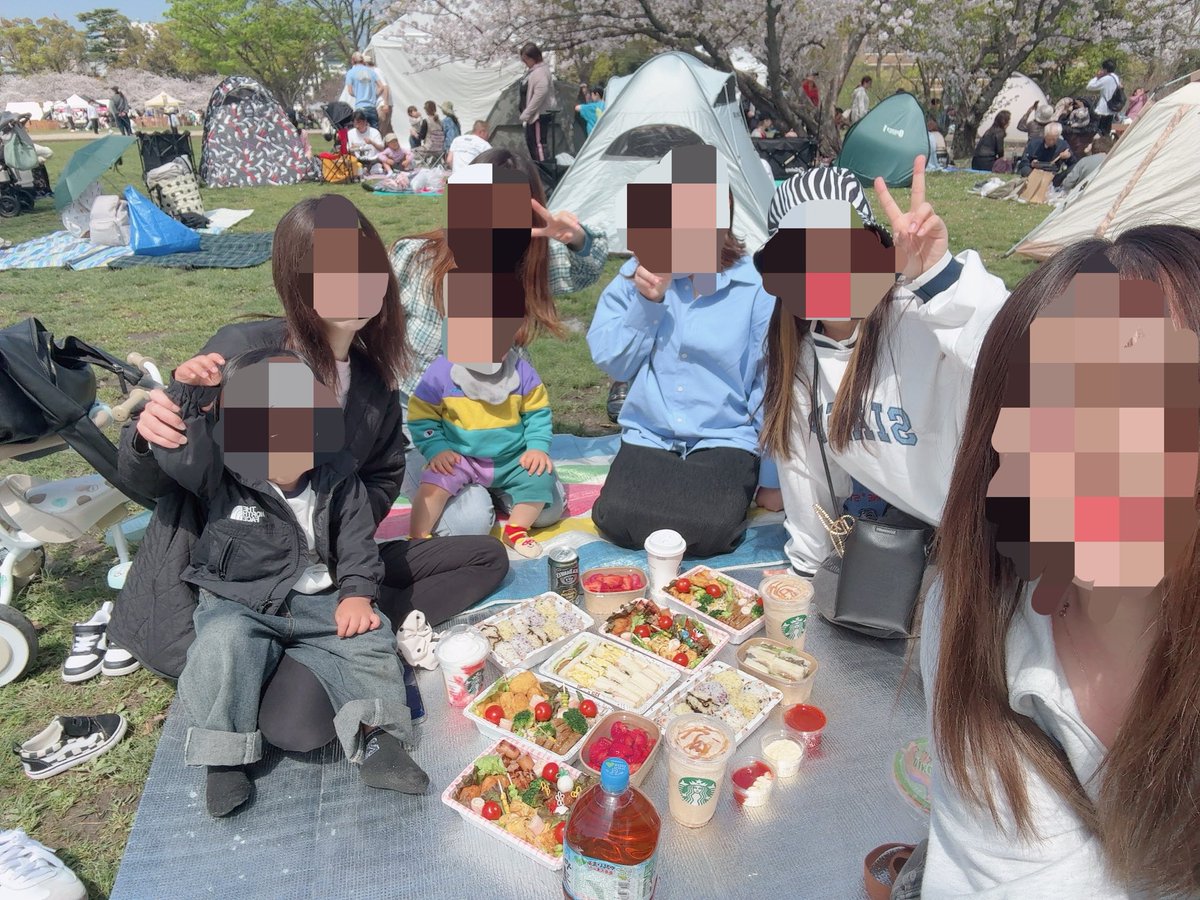 vb_a_chan's tweet photo. こないだみんなで花見したっちゃけど
お弁当はゆうかとふたりでぜぇぇぇんぶ
作って私たち花見前から疲れ果ててた😇
でも楽しかったんです

まだまだ子どもと走り回って遊べるᯓ🏃🏻‍♂️‍➡️🛝 https://t.co/nSVm1eEQ4C