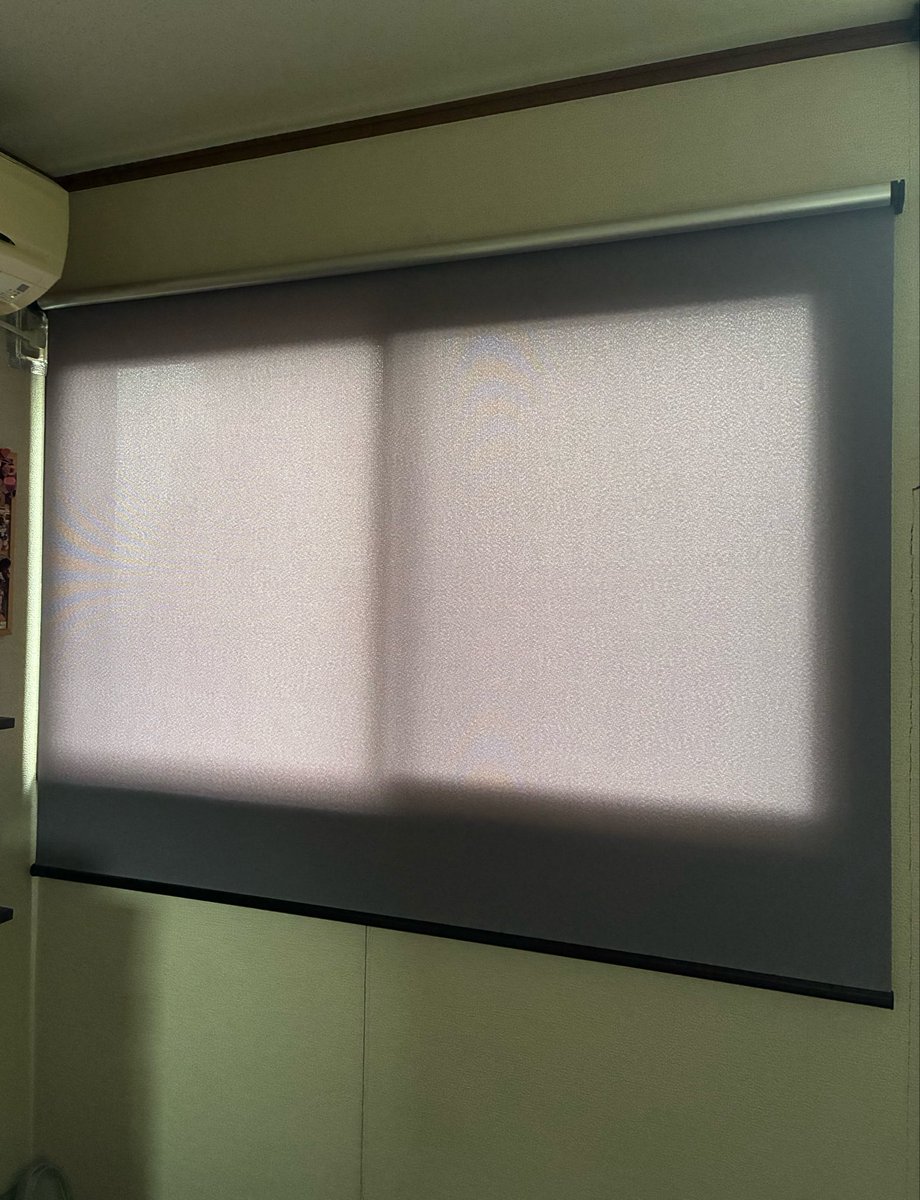 mayumoka40's tweet image. GWの間にやっておきたかったことのひとつ、 #ロールスクリーン の取り替え。
👈after before👉
ある日突然、バチンッ！とゆー音と共に全く動かなくなって😱
中のスプリングが壊れたようだけど、30年近く使ってればしょうがないか😉
#DIY なんてレベルではないけど、自分で取り付けて気分スッキリ🤩