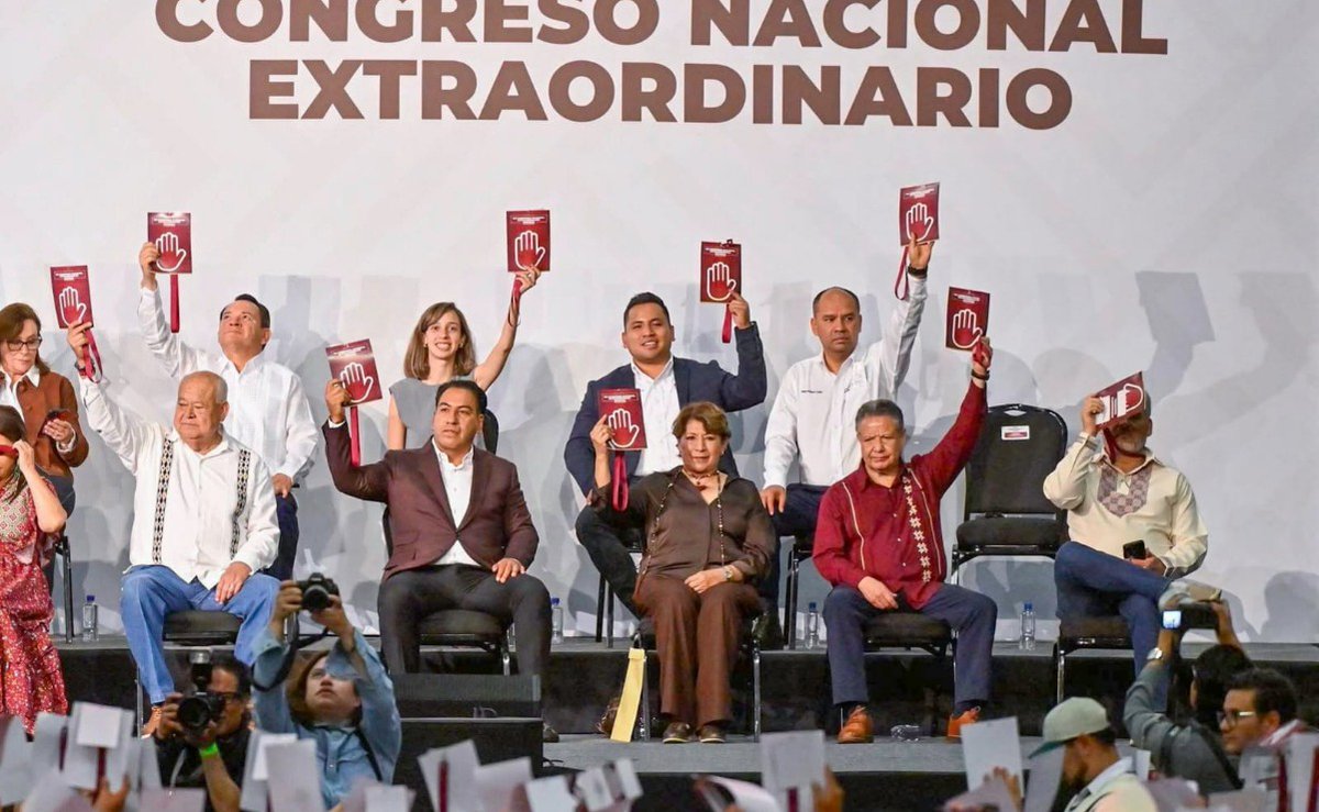 Univ_Edomex's tweet image. ¡Unidad y liderazgo en @PartidoMorenaMx! 👊🇲🇽
@delfinagomeza celebró la llegada de @A_MontielR como nueva presidenta del #CEN
El #Edomex se suma con fuerza para construir el Segundo Piso de la #CuartaTransformación 🏢✨

🖊️Alma Rodríguez
➡️ shre.ink/7GYV