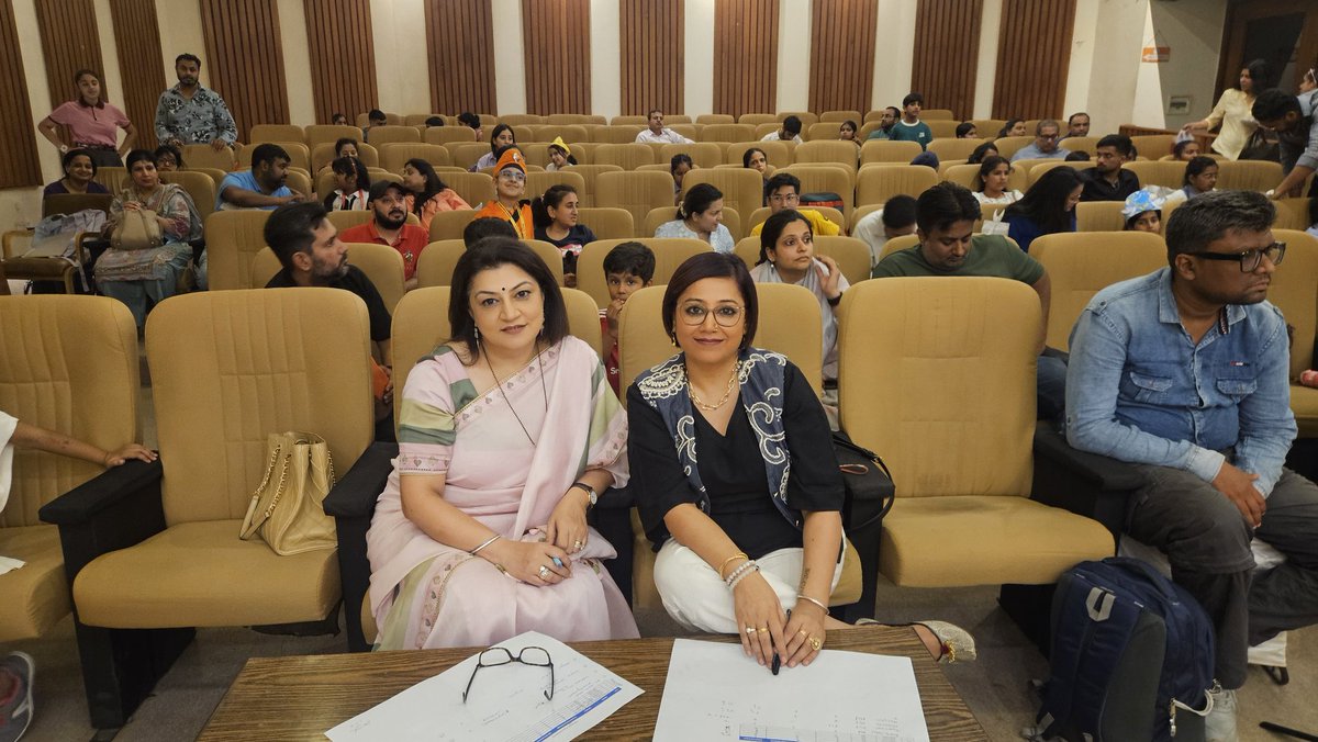 sujatavidu's tweet image. Judging this year's @DelhiPoetryFest middle school #storytelling contest with fellow author, Harshali Singh,was a fun experience! I enjoyed listening to the #stories &amp;amp; was impressed by the students' storytelling skills, the diverse topics covered&amp;amp; their confidence.
#writinglife