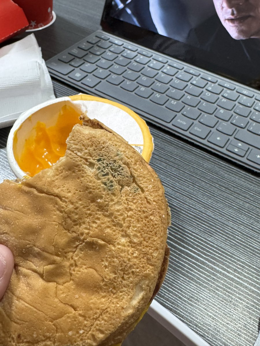 luticaceres's tweet image. @mcdonalds_py imagínate comer esto, querer vomitar y la única solución que te dan es darte una hamburguesa (del mismo local) gratis.  No es la primera vez, y lo único que me dijeron fue “ningún otro pan está así” #mcdonalds #hiperseis