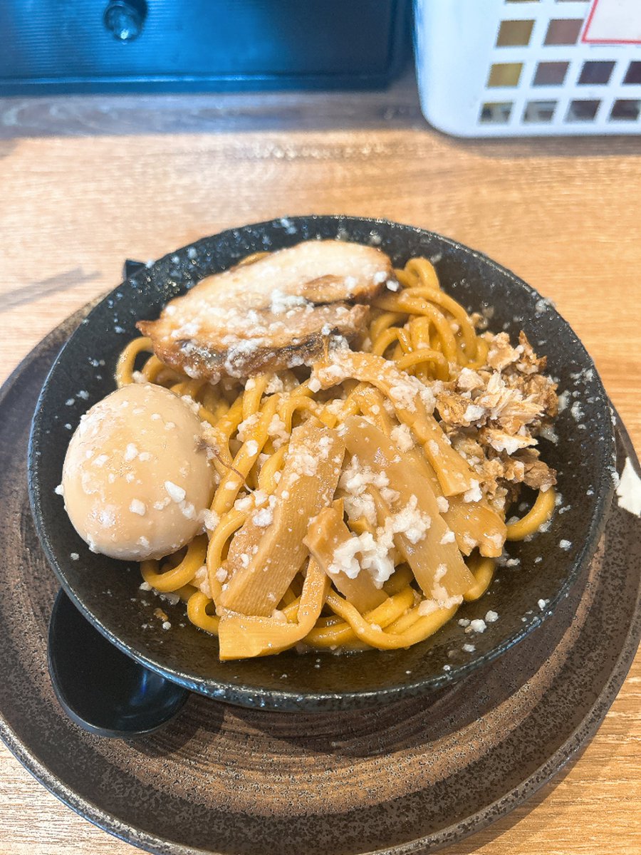 mchan_ramen's tweet photo. 背脂のゲリラ豪雨で有名な(？)平太周へ⛄️見た目からなんとなく私は好みじゃなさそうと勝手に思ってたのに、食べたその瞬間から今までずっとこの味が忘れられない…極太コシのある麺と、醤油感強いタレ、不覚にも甘く美味しすぎる背脂が素晴らしく良いバランスで…🥹🥹🥹あ〜また食べたい。 https://t.co/tcYlug8Xuu