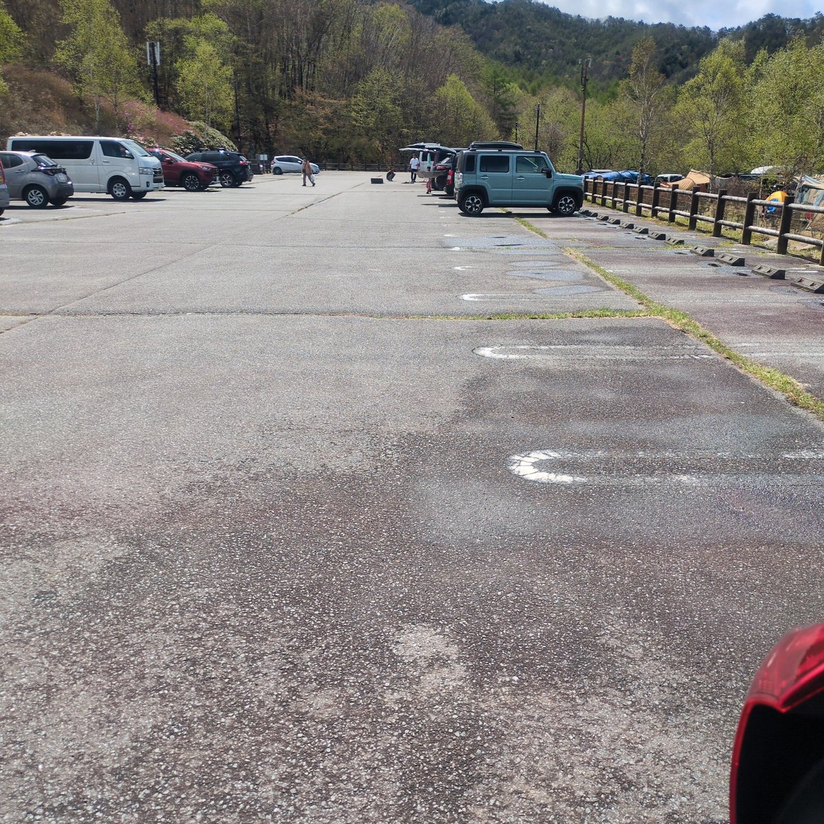 taison_md's tweet photo. 駐車場は濡れている。雨につよい、なんなら雨でも登れる、そんな噂を確かめるため、調査隊ははやぶさ２へと向かった… https://t.co/zMdEyRxp8X