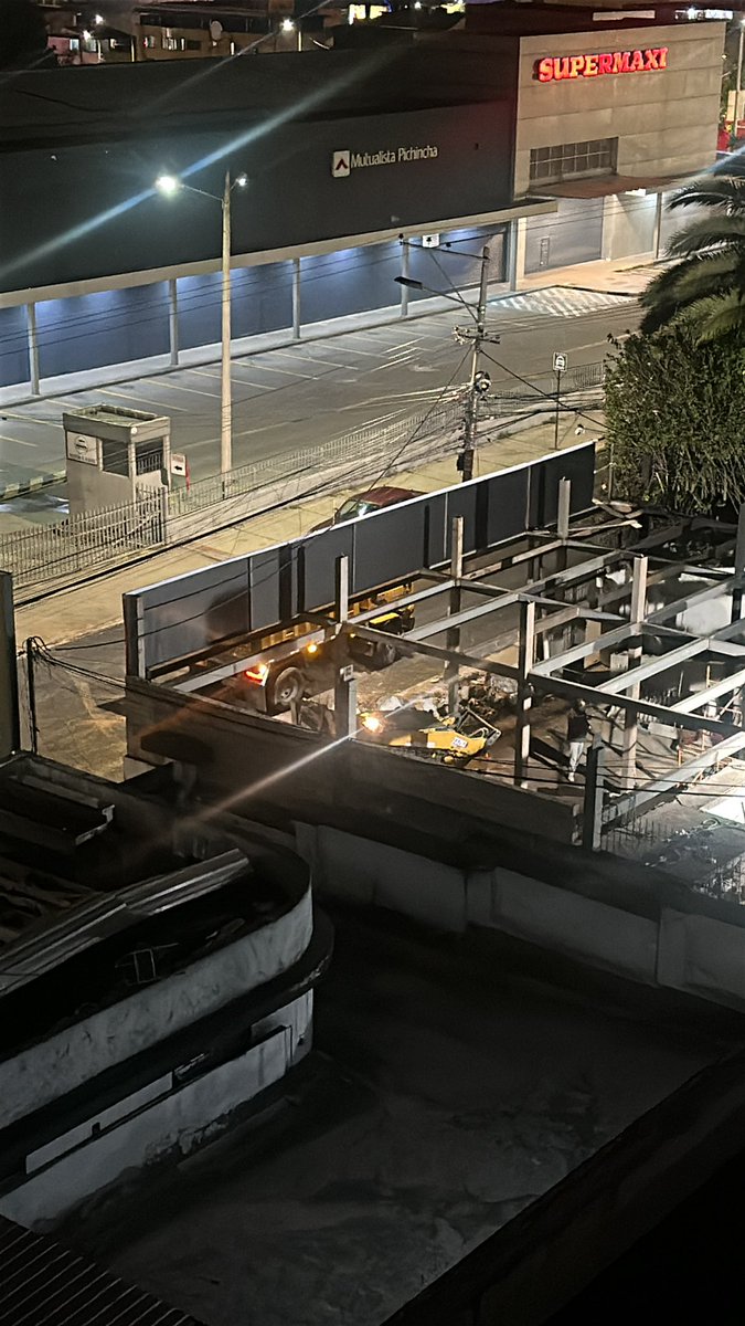 AragnPablo's tweet photo. @pabelml @amcquito @MunicipioQuito demolición y construcción sin permisos hasta altas horas de la noche Gaspar de Carvajal y la Gasca diagonal al supermaxi su atención inmediata por favor https://t.co/2bxnj37rvV