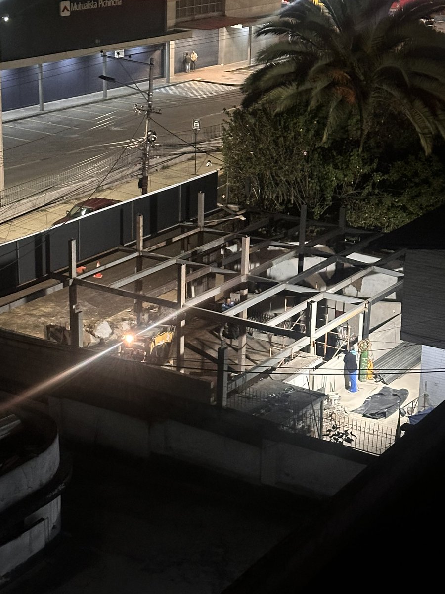 AragnPablo's tweet photo. @pabelml @amcquito @MunicipioQuito demolición y construcción sin permisos hasta altas horas de la noche Gaspar de Carvajal y la Gasca diagonal al supermaxi su atención inmediata por favor https://t.co/2bxnj37rvV