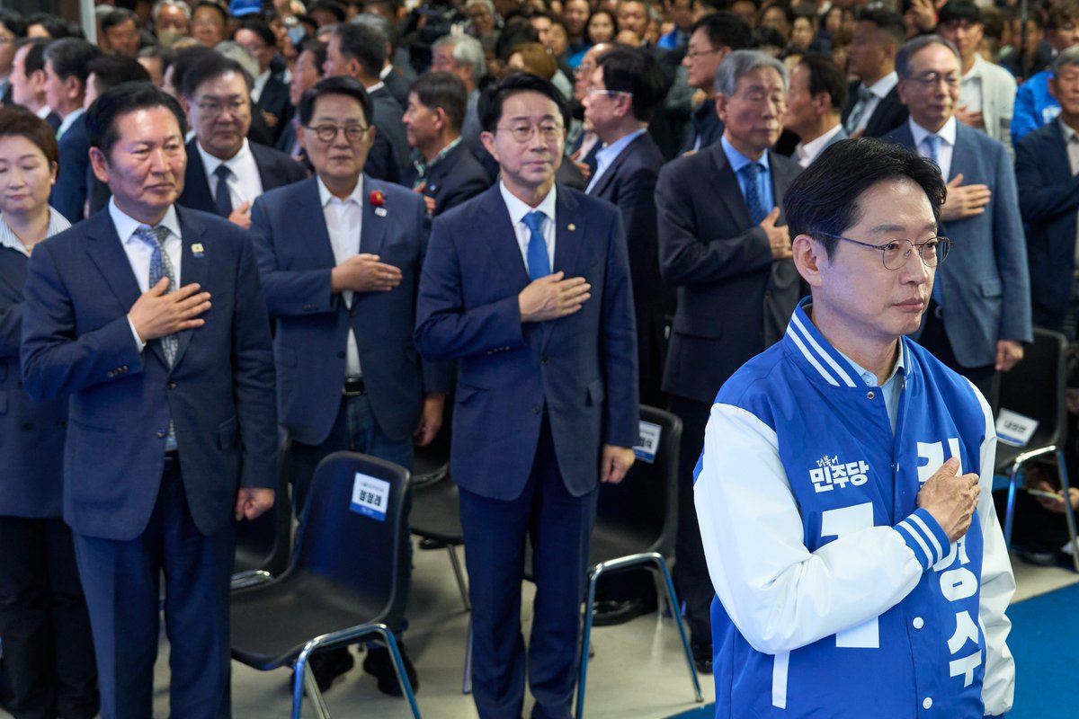 안녕하십니까, 김경수입니다.

어제 개소식에 보내주신 뜨거운 성원, 진심으로 고맙습니다.

궂은 날씨에도 찾아주신 그 마음과 간절한 기대를 가슴 깊이 새겼습니다.

이제 경남은 새로운 길로 나아가야 합니다.

멈춰버린 성장 엔진을 다시 깨우고,
우리 아이들이 나고 자란 곳에서 미래를 꿈꿀 수