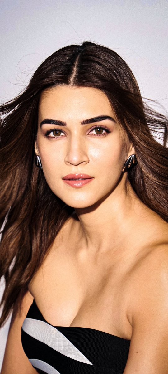 UHQ_TWEETS's tweet image. #KritiSanon 🤍✨
