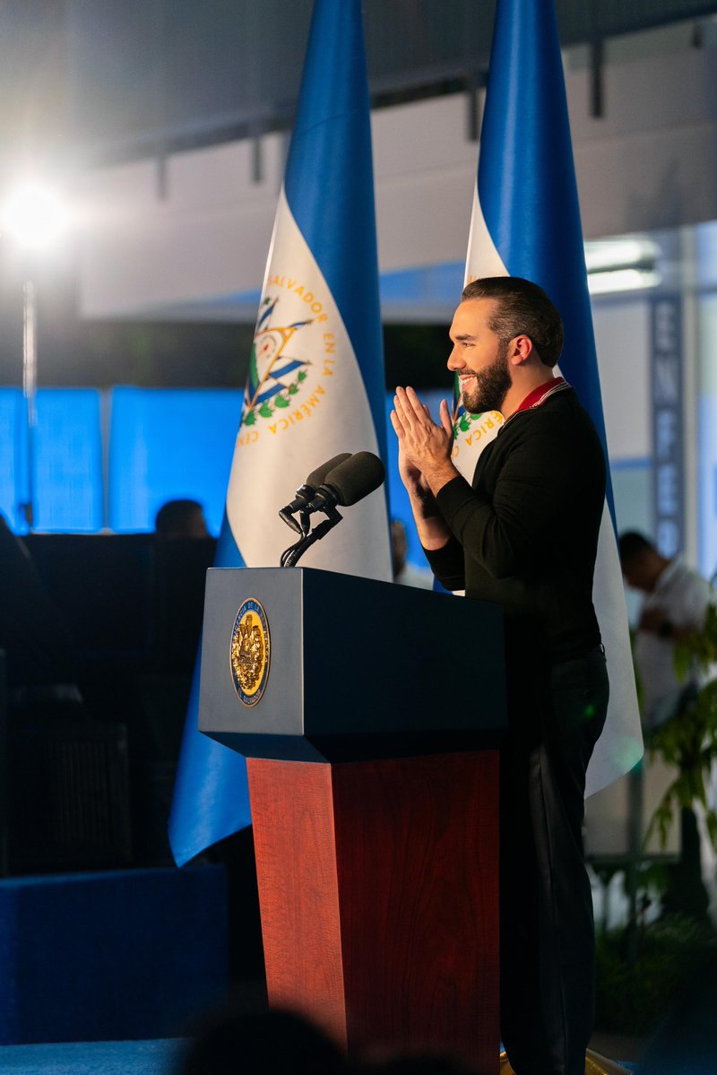 ultimahsv's tweet image. #Nacionales | 🇸🇻 "Esto no se trata solo de construir escuelas, se trata de arreglar nuestro sistema educativo y que así como somos ejemplos en seguridad, porque somos ejemplo para el mundo, lo seamos también en educación. Probablemente la educación en El Salvador, la que nos