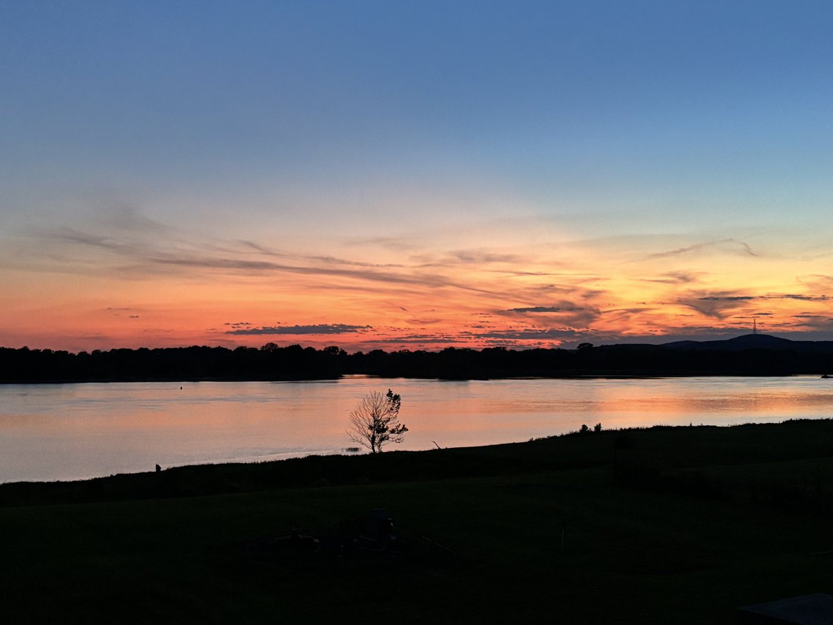 fropappy's tweet photo. Back home on the Arkansas River. 
She greeted us with a beautiful sunset. #Arkansas #Sunset #ArkansasRiver #Sunday #Mayflower #Home https://t.co/CRoJZLibU8
