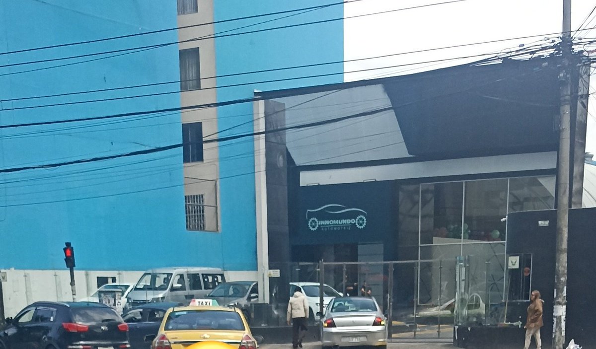 🚨 AQUI ESTAFAN / Cientos de ciudadanos denuncian que en esta falsa concesionaria de #autos han sido estafados hasta con 7000 USD. 
🔹 Les ofrecen vender autos y no les dan nada.
🔹 Está ubicada en la 10 de Agosto y San Gregorio, norte de #Quito.