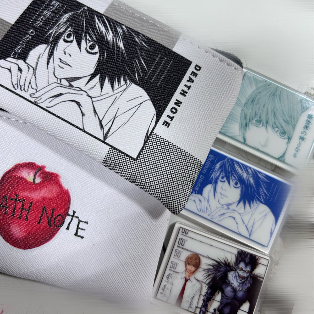 DEATHNOTEポーチ、前髪クリップ
共に入荷しております‼️‼️
デザインがどれもと〜〜〜〜〜っても良き‼️‼️
BOXで買おうか悩みますよねわかります( ᴖ⩊ᴖ )

#DEATHNOTE 
#デスノート