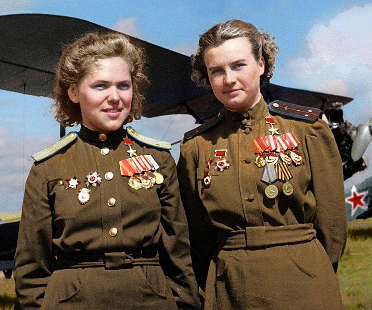 Летчицы Руфина Гашева и Наталья Меклин 46-го Гвардейского полка "Ночных Ведьм". На двоих 1928 боевых вылетов и сброшено на фашистов более 300 тонн бомб. Герои Советского Союза! 🌟