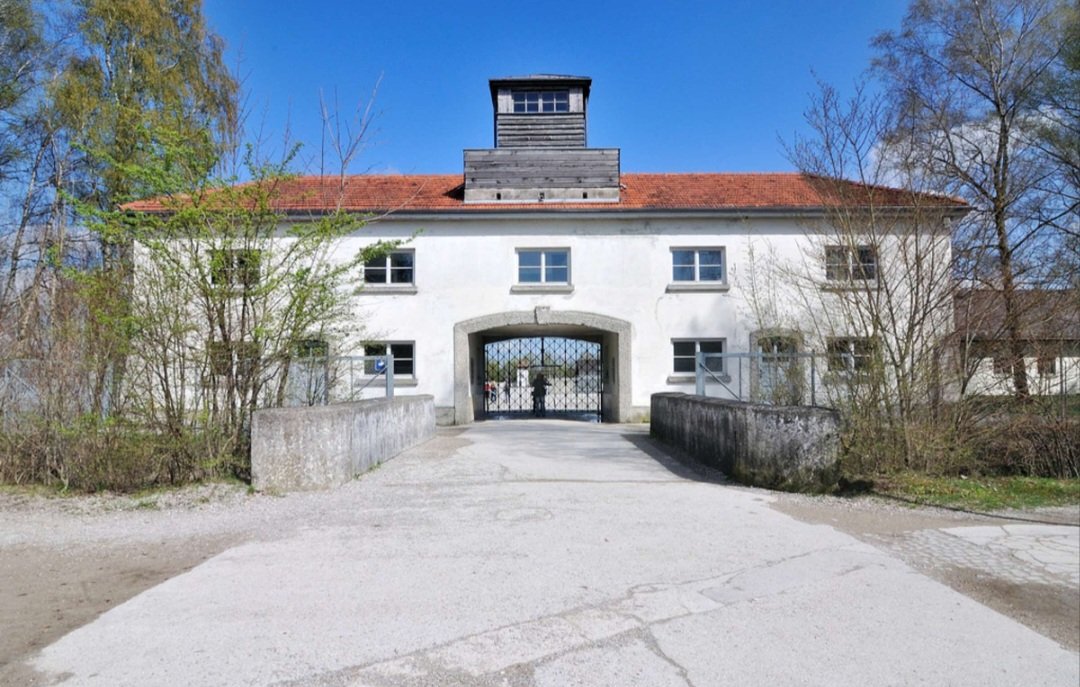 com_bloc's tweet photo. Right wing architecture https://t.co/QUvQyYCOaH