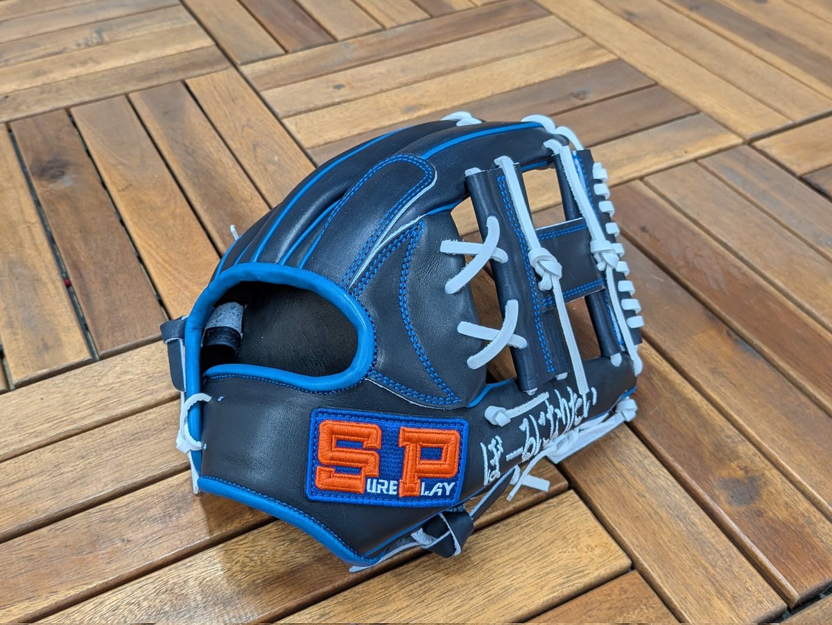 SUREPLAY_JP's tweet photo. #関西六大学 でプレーする選手からオーダー⚾ #内野手用グラブ に選ばれたのは #シュアプレイ 最高峰モデルにも採用される #フィニッシュエアシャー レザー✨使い込むほどに手に馴染み、自分の型に育ててからが本領発揮。
“長く使える一個”を求める選手へ。
@juteru_leather #sureplay #硬式野球 https://t.co/AGUE7wnzG6