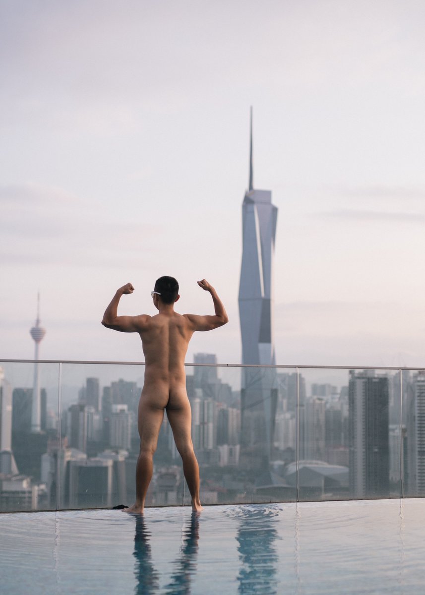 ificold2's tweet photo. 定了闹钟，趁太阳还没升起之前，跑到天台和吉隆坡最高的建筑合影。可惜只拍了五分钟，不睡觉的欧美人就上来游泳了。

#天体 #野裸 #吉隆坡 #naturist #KL https://t.co/dJNyYMMnL3