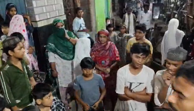 bstvlive's tweet image. मेरठ
➡स्विमिंग पूल में डूबने से किशोर की मौत
➡खेलते समय स्विमिंग पूल में गिरा किशोर
➡अवैध रूप से संचालित बताया गया पूल
➡12 वर्षीय आकिल के रूप में शिनाख्त
➡संचालक हिरासत में,  पूछताछ जारी
➡लिसाड़ी गेट थाना क्षेत्र का मामला
#Meerut | @meerutpolice