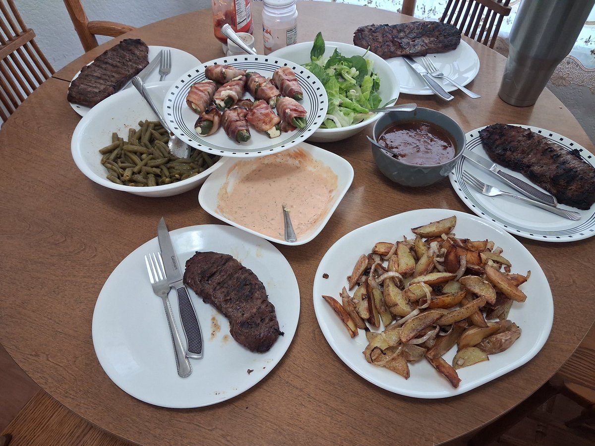 MikeyRFDGaming's tweet image. Cooked up a nice meal for the family. #cook #FoodieJoy