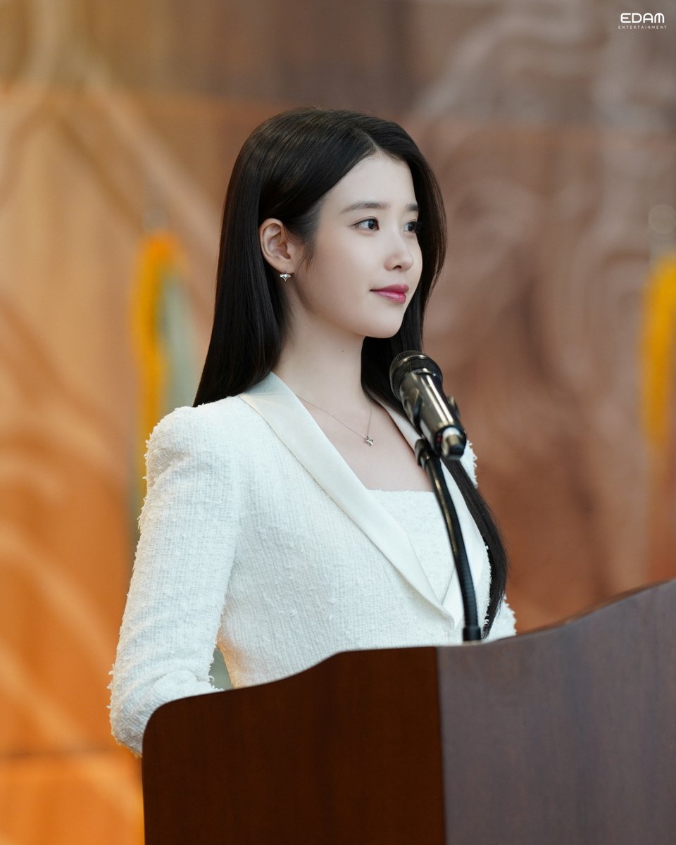 아이유(IU) tweet media